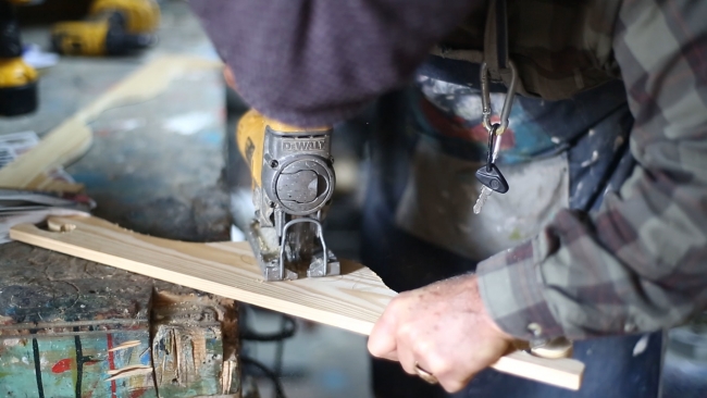 Çöpe atılan eşyaları yeniden tasarlıyor